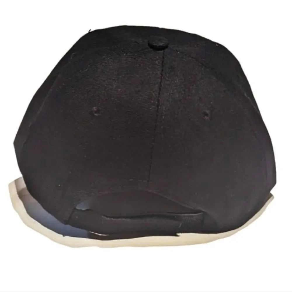 Smart Cap: Stylish Hat with 'Graduate' Embroidered on the Front